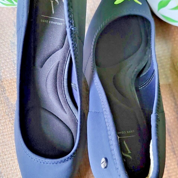 Simply Vera Vera Wang Stevie All-Over Stretch Heels Shoes Pumps Black sz 9 Navy - Picture 2 of 7